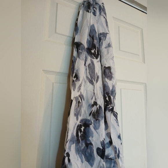 🤯2/$15 White and Grey Blue Floral Scarf - Picture 11 of 12